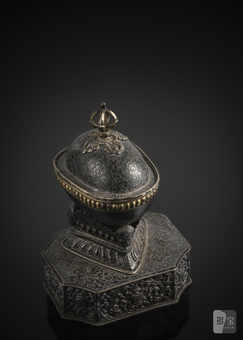 AN EMBOSSED PARCEL GILT SILVER KAPALA ON STAND - 图4